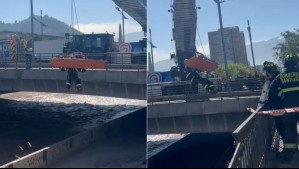 Carabineros rescatan a mujer desde el río Mapocho: Funcionarios se tiraron al agua para sacarla