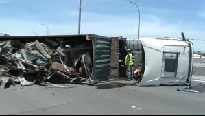 Camión volcado genera kilométrico taco en autopista General Velásquez