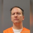 El policía Derek Chauvin, condenado por el asesinato en 2020 del afroestadounidense George Floyd, fue apuñalado en prisión este viernes. Revisa en detalle lo que le courrió.