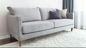 ¿Cuál es la manera correcta de limpiar los sofás de tela?