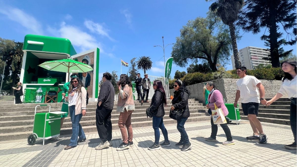 'Para vivir una experiencia refrescante': Sprite instala refrigeradores gigantes en Maipú y Viña del Mar