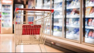 Sernac llega a acuerdo con cadena de supermercados por colusión de pollos: ¿Quiénes recibirán compensación en dinero?