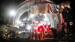 Rescatan a los 41 trabajadores que estuvieron 17 días atrapados en un túnel de India