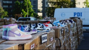 Detienen a sujeto por vender y falsificar zapatillas: tenía más de 3.000 pares avaluados en $250 millones