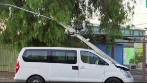 Accidente de tránsito deja dos postes caídos en Lo Prado: ocupantes resultaron con lesiones