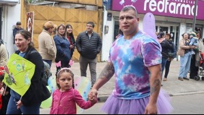 '¡Papá, mira cómo te aplauden!': Militar se disfraza de mariposa para acompañar a su hija a desfile