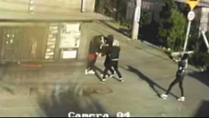 Video muestra insólito asalto a madre que estaba en un paradero junto a su hijo de 10 meses