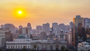 Nube de humo en Santiago por incendio forestal: Minsal entrega recomendaciones por mala calidad del aire