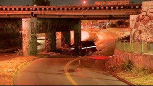 Vehículo choca contra paso sobre nivel en Estación Central: Un fallecido y cinco heridos