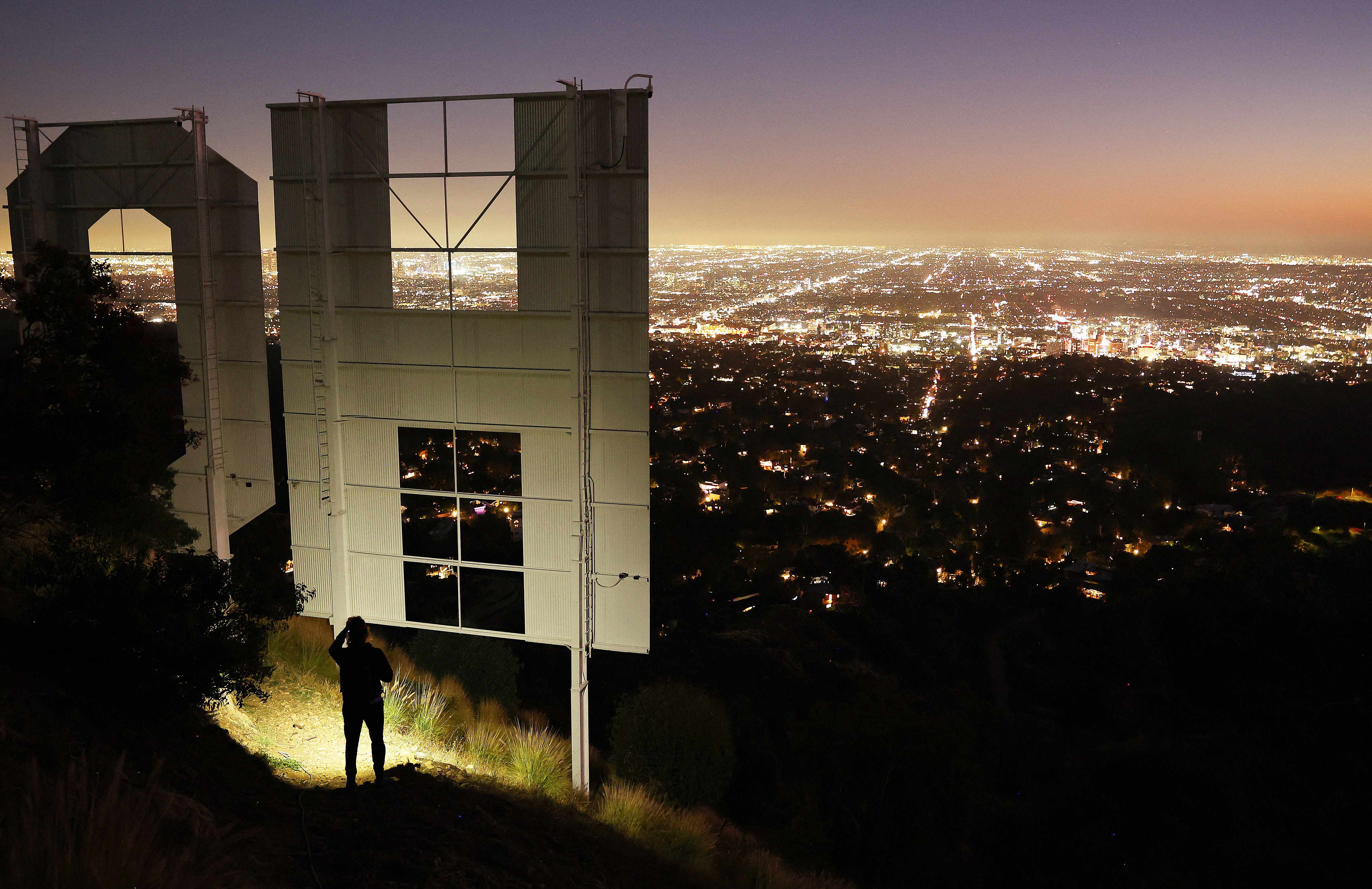 luces de la noche del cartel de hollywood