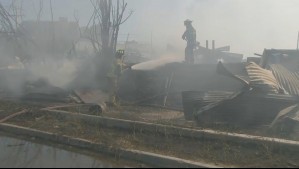 Vecinos resultaron intoxicados: Gran incendio consume 20 viviendas en toma de Quinta Normal