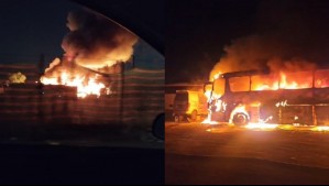 Incendio en La Pintana dejó 10 buses y 3 autos quemados: Una persona resultó lesionada
