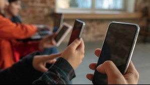 Incluso en horarios de descanso: Ingresan proyecto de ley para prohibir uso de celulares en colegios