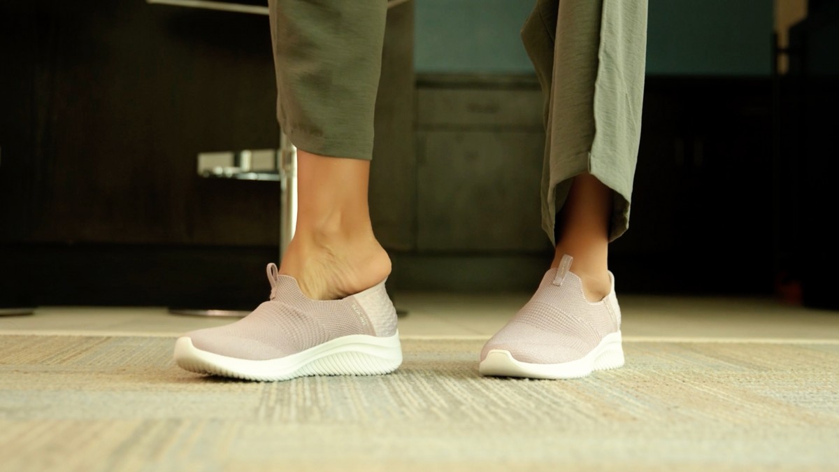 'Manos libres': Skechers lanza modelo de zapatillas que permite acomodar el calzado sin agacharse