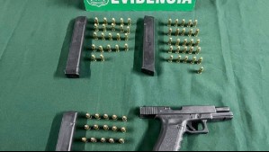 Sorprenden a sujeto con pistola y 65 balas en patio de comidas del mall Paseo Arauco Estación
