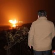 Corea del Norte disparó el lunes un misil balístico de largo alcance, prohibido internacionalmente, informó el ejército de Corea del Sur, horas después de otro lanzamiento durante la noche de un misil de corto alcance.