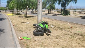 Motociclista muere al colisionar con un árbol y su acompañante resulta con la pierna amputada