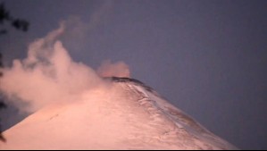 Reportan incandescencia del volcán Villarrica en medio de alerta técnica amarilla