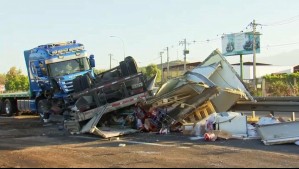 Grave colisión entre dos camiones y un automóvil deja a personas heridas en la Ruta 5 Sur