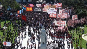 Miles de personas protestaron en el centro de Buenos Aires contra las primeras medidas de Milei
