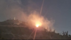 Incendio forestal consume parte del Cerro San Cristóbal: 100 bomberos trabajan en la emergencia