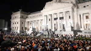 Segunda noche consecutiva de protestas contra medidas económicas de Milei