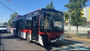 Seis personas lesionadas: Buses de RED protagonizan accidente vehicular en el centro de Santiago