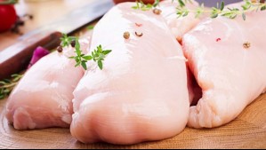Esta es la razón por la que no debes lavar el pollo antes de cocinarlo, según expertos