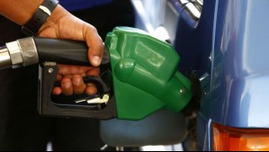 Experto proyecta disminución en precio de la bencina en enero: 'Es factible que en tres semanas más vuelva a bajar'