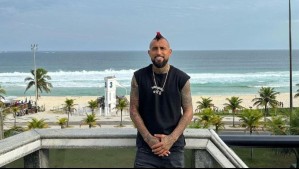 ¿Será un mensaje? Arturo Vidal sorprende entrenando en la playa con la camiseta de Colo Colo