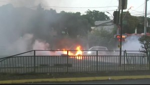 Barricadas incendiarias interrumpen tránsito en la Alameda con Las Rejas