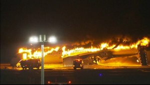 Avión se incendia tras choque en aeropuerto de Japón: Cinco personas murieron y 379 pasajeros fueron evacuados