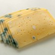Conoce detalles sobre si es seguro o no comer un queso cuando a este ya le aparecieron hongos. Revisa qué se debe hacer si hay presencia de hongos según el tipo de queso.