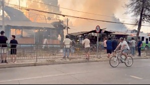 Incendio comenzó en terrenos de Aguas Andinas y alcanzó domicilios en Puente Alto: Hay 17 familias afectadas