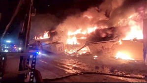 Incendio consume al menos 6 galpones de Zofri en Iquique