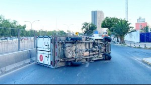 Camión volcado en Estación Central generó congestión vehicular en avenida General Velásquez