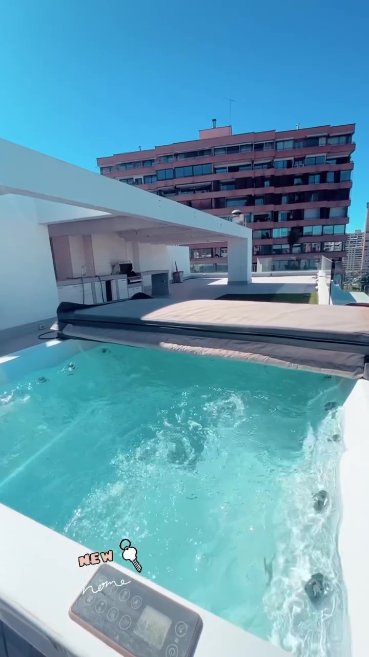 Terraza con jacuzzi del departamento de Coni Piccoli / Instagram