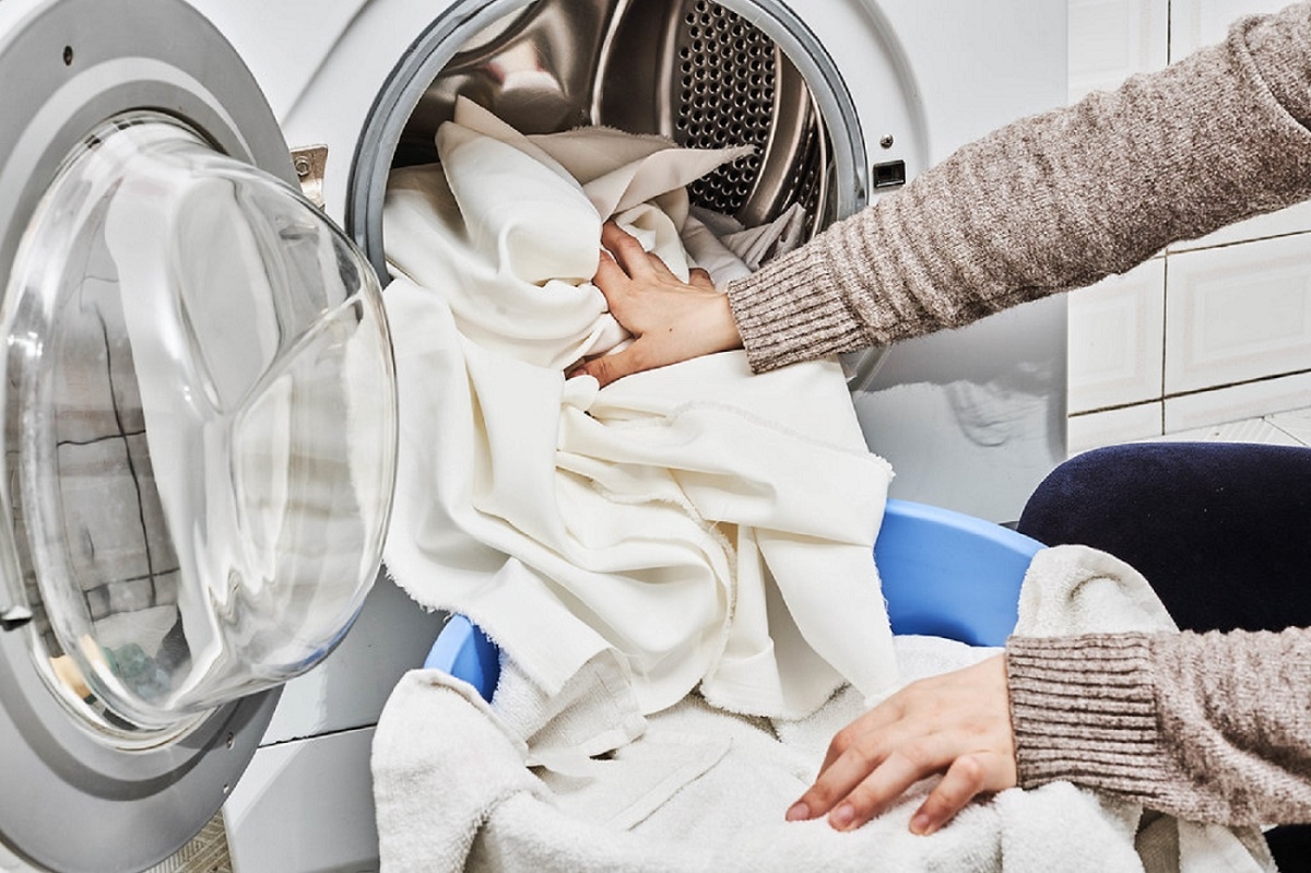 Lavadora con ropa sucia una máquina para lavar ropa