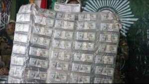 Hallan auto con un millón de dólares en Bolivia: Habrían sido retirados de banco en Iquique y luego robados por policías