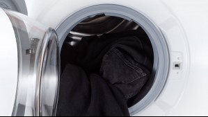 ¿Cómo se lava la ropa negra para evitar que se destiña?