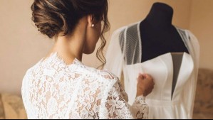 Mujer es acusada de estafar a 70 novias: Ofrecía lavado de vestidos, pero luego los vendía en redes sociales