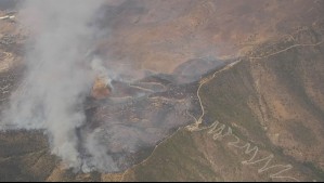 Declaran Alerta Roja para Pudahuel por incendio forestal cerca de Cuesta Lo Prado