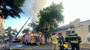 Columna de humo tiñe el centro de Santiago por gran incendio en avenida 10 de Julio