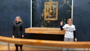 Activistas lanzan tarro de sopa a la Mona Lisa en Francia exigiendo derecho a una 'alimentación sana y sostenible'