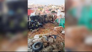 Bus con pasajeros desbarranca en cerro de Valparaíso y genera incendio tras chocar con auto: Al menos 20 heridos