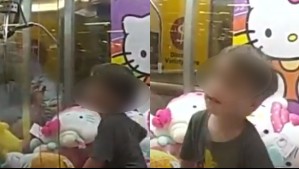 Así fue el rescate de un niño de tres años que quedó atrapado en una máquina de peluches en Australia