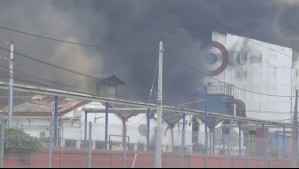 Incendio llega a fábrica de pintura en sector industrial de Viña del Mar: Existe riesgo por material químico