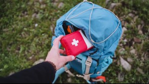 ¿Qué elementos debería tener un kit básico de emergencia?