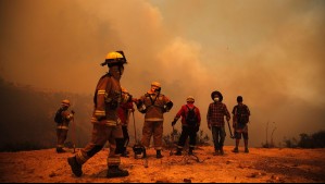 Bomberos chilenos: Las manos voluntarias que apaciguan la peor tragedia por las llamas en Chile
