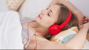 ¿Es dañino para la salud dormir con audífonos? Esto señalan los especialistas